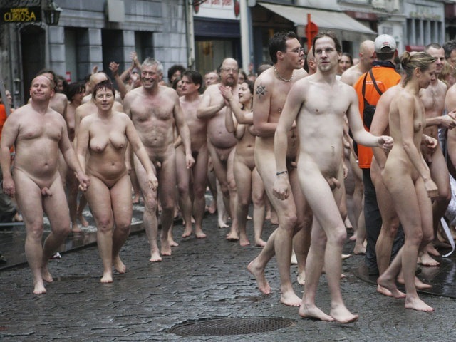 Голые на улице – фото голых девушек на улице